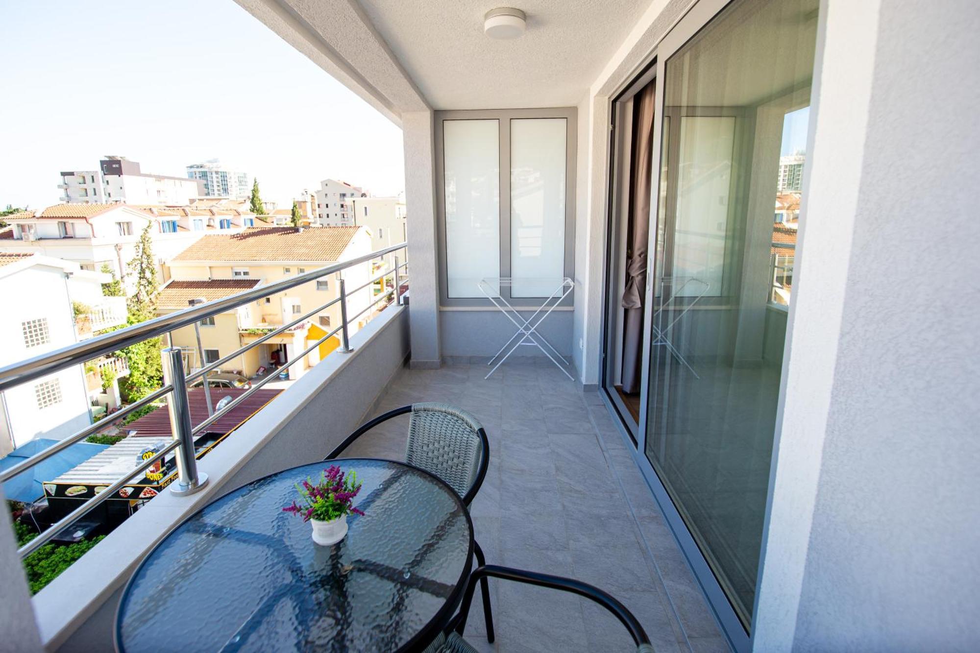 בודווה Apartments Sirena - Modern Stay With Free Parking מראה חיצוני תמונה