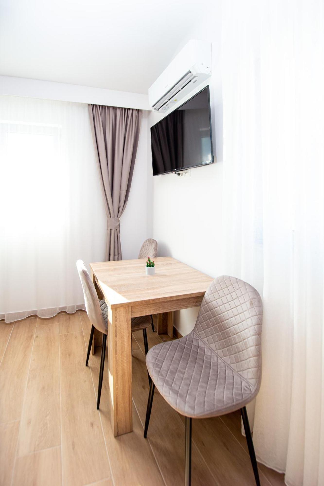 בודווה Apartments Sirena - Modern Stay With Free Parking מראה חיצוני תמונה