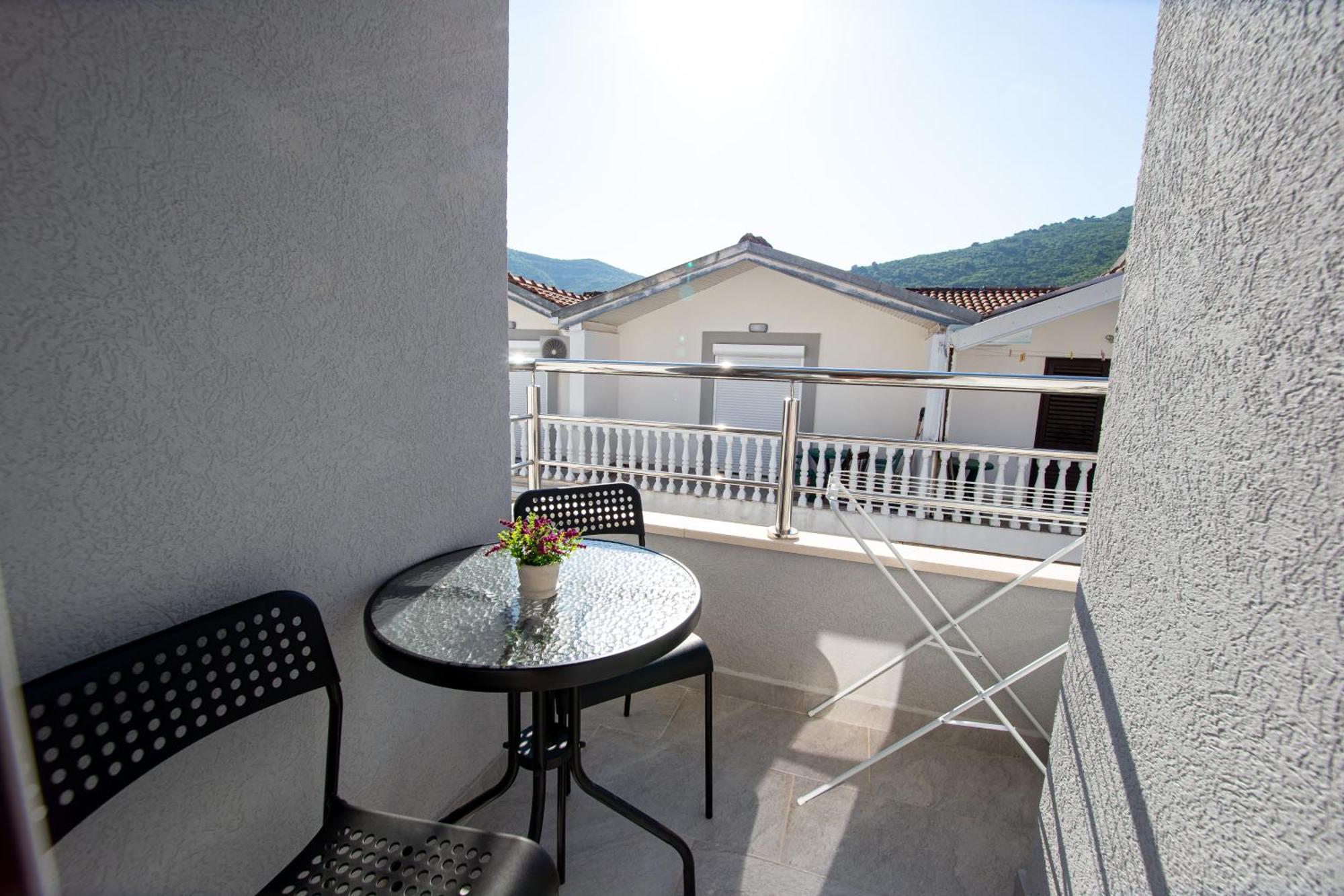 בודווה Apartments Sirena - Modern Stay With Free Parking מראה חיצוני תמונה